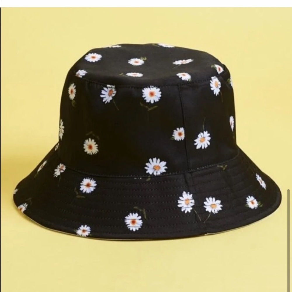 Alice + Olivia reversible daisy bucket hat - Picture 3 of 9